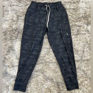 VUORI Medium Black Camo Joggers - GREAT CONDITION